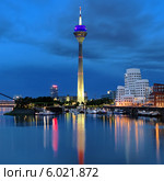 Дюссельдорф, вечерний вид на телебашню Rheinturm и комплекс зданий Neuer Zollhof (Новая Таможня), Германия (2012 год). Редакционное фото, фотограф Михаил Марковский / Фотобанк Лори