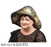 Портрет пожилой актрисы в гобеленовой шляпе на белом фоне. Стоковое фото, фотограф verbaska / Фотобанк Лори