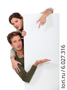Man and woman pointing. Стоковое фото, фотограф Phovoir Images / Фотобанк Лори