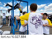 Спортсмены выполняют упражнения на площадке по workout на Extreme Fest в центре города Иркутск на Нижней набережной (2014 год). Редакционное фото, фотограф Николай Винокуров / Фотобанк Лори