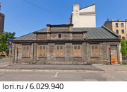 Жилой дом с деревянным фасадом (XIX в.) на улице Elijas в Риге, Латвия (2014 год). Стоковое фото, фотограф Иван Марчук / Фотобанк Лори