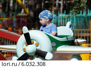 Мальчик в косынке на детском аттракционе (2014 год). Редакционное фото, фотограф Дмитрий Неумоин / Фотобанк Лори