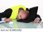 Man sleeping on his laptop. Стоковое фото, фотограф Phovoir Images / Фотобанк Лори