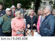 Люди задают вопрос представителю власти (2014 год). Редакционное фото, фотограф Дмитрий Неумоин / Фотобанк Лори