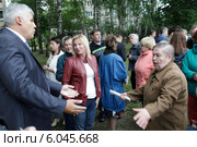 Эмоциональные жители задают вопросы (2014 год). Редакционное фото, фотограф Дмитрий Неумоин / Фотобанк Лори