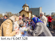 Освящение куличей к Пасхе возле храма иконы Божией Матери "Троеручица" на Каширском шоссе в Орехове-Борисове. Москва (2014 год). Редакционное фото, фотограф Сергей Лаврентьев / Фотобанк Лори