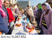 Освящение куличей к Пасхе возле храма иконы Божией Матери "Троеручица" на Каширском шоссе в Орехове-Борисове. Москва (2014 год). Редакционное фото, фотограф Сергей Лаврентьев / Фотобанк Лори