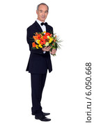 elegant senior man with a flowers bouquet. Стоковое фото, фотограф Phovoir Images / Фотобанк Лори