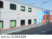 Двухэтажный вагон фирменного поезда N104 Москва-Адлер у перрона на станции Лиски (2014 год). Редакционное фото, фотограф Александр Замараев / Фотобанк Лори
