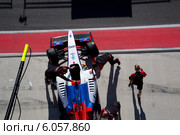 Болид Формула 3.5 команды Fortec Motorsport  с пилотом Sergey Sirotkin участвует в гонках на чемпионате "Мировая серия Renault" на треке Moscow Raceway в Подмосковье (2014 год). Редакционное фото, фотограф Николай Винокуров / Фотобанк Лори