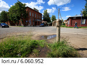 Водопроводная колонка. Город Зарайск, улица Советская (2014 год). Редакционное фото, фотограф Яна Королёва / Фотобанк Лори