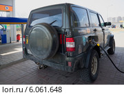 Заправка автомобиля УАЗ-Патриот сжиженным газом (2014 год). Редакционное фото, фотограф Виктор Карасев / Фотобанк Лори