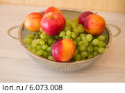 Fruits in the bown on table. Стоковое фото, фотограф Elnur / Фотобанк Лори
