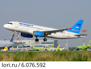 Airbus A320 (бортовой EI-FDL) авиакомпании Metrojet вылетает из Домодедова (2014 год). Редакционное фото, фотограф Alexei Tavix / Фотобанк Лори