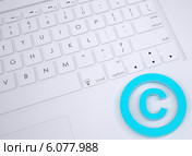 Символ защиты авторского права на белой клавиатуре. Стоковая иллюстрация, иллюстратор Кирилл Черезов / Фотобанк Лори