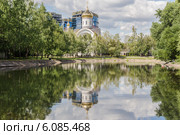 Церковь Евфросинии Московской в Котловке на фоне пруда. Москва (2014 год). Стоковое фото, фотограф Михаил Широков / Фотобанк Лори