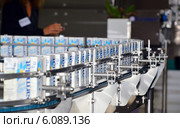 Технологическая линия по производству молока в упаковке Tetra-Pak (2013 год). Редакционное фото, фотограф Александр Замараев / Фотобанк Лори