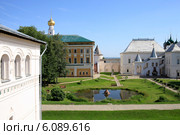 Золотое кольцо России. Ростовский Кремль, вид на пруд, Самуилов корпус, купол церкви Спаса на сенях и Красная палата (2014 год). Редакционное фото, фотограф Яна Королёва / Фотобанк Лори