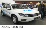 Volkswagen Tiguan на выставке "Мир автомобиля" 6 апреля 2013 года в г. Санкт-Петербург, Россия. Редакционное фото, фотограф Виктория Ратникова / Фотобанк Лори