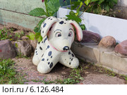Фигурка щенка из монтажной пены на дачном участке. Стоковое фото, фотограф Юрий Шурчков / Фотобанк Лори