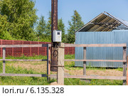 Счетчик электроэнергии висит на столбе. Стоковое фото, фотограф Юрий Шурчков / Фотобанк Лори