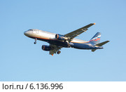 Самолет Airbus A320 авиакомпании "Аэрофлот" снижается в аэропорту Шереметьево (2014 год). Редакционное фото, фотограф Александр Фрейдин / Фотобанк Лори