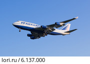Самолет "Боинг-747" авиакомпании "Трансаэро" заходит на посадку в аэропорту Шереметьево (2014 год). Редакционное фото, фотограф Александр Фрейдин / Фотобанк Лори
