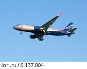 Самолет Airbus A320 авиакомпании "Аэрофлот" снижается перед заходом на посадку в аэропорту Шереметьево (2014 год). Редакционное фото, фотограф Александр Фрейдин / Фотобанк Лори