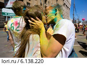Посетители музыкального фестивале индийских красок ColorFest бросают друг друга сухой краской в Москве на проспекте Сахарова 13 июля 2014. Редакционное фото, фотограф Николай Винокуров / Фотобанк Лори