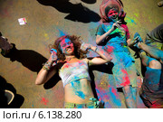 Посетители музыкального фестивале индийских красок ColorFest бросают друг друга сухой краской в Москве на проспекте Сахарова 13 июля 2014. Редакционное фото, фотограф Николай Винокуров / Фотобанк Лори