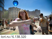 Посетители музыкального фестивале индийских красок ColorFest бросают друг друга сухой краской в Москве на проспекте Сахарова 13 июля 2014. Редакционное фото, фотограф Николай Винокуров / Фотобанк Лори