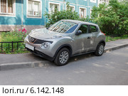 Неправильная парковка автомобиля на пешеходном тротуаре. Редакционное фото, фотограф Vladimir Sviridenko / Фотобанк Лори