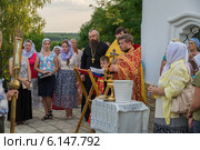Молебен возле церкви Иоанна Богослова во время крестного хода в память святых царственных страстотерпцев в Арзамасе (2014 год). Редакционное фото, фотограф Аркадий Рыпин / Фотобанк Лори