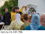Молебен возле церкви Иоанна Богослова во время крестного хода в память святых царственных страстотерпцев в Арзамасе (2014 год). Редакционное фото, фотограф Аркадий Рыпин / Фотобанк Лори