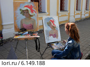 Художница рисует портрет за мольбертом на улице города (2014 год). Редакционное фото, фотограф Яна Королёва / Фотобанк Лори