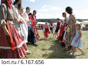 Усадьба в подмосковном селе Мураново "Сенокос в Муранове". Дети играют в национальную игру на летнем лугу (2014 год). Редакционное фото, фотограф Дмитрий Неумоин / Фотобанк Лори