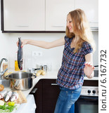 Smiling blonde woman cooking fish. Стоковое фото, фотограф Яков Филимонов / Фотобанк Лори