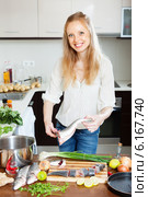 Happy woman cooking saltwater fish. Стоковое фото, фотограф Яков Филимонов / Фотобанк Лори