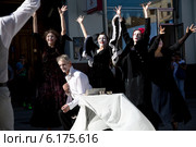 Питерский театр OddDance показывает уличный спектакль "Человек по имени" в Столешниковом переулке в рамках фестиваля  исполнительского мастерства "Открытые улицы" в городе Москве 12 июля 2014. Редакционное фото, фотограф Николай Винокуров / Фотобанк Лори