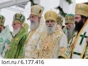 Троице-Сергиевa Лаврa в день 700-летия преподобного Сергия Радонежского, иерархи на православной литургии (2014 год). Редакционное фото, фотограф Дмитрий Неумоин / Фотобанк Лори