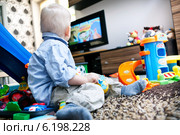 Boy watching tv. Редакционное фото, агентство BE&W Photo / Фотобанк Лори