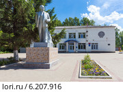 Городское поселение "Посёлок Воротынск". Памятник Ленину у здания администрации (2014 год). Редакционное фото, фотограф Сергей Лаврентьев / Фотобанк Лори