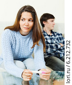 Sad woman with pregnancy test against boyfriend. Стоковое фото, фотограф Яков Филимонов / Фотобанк Лори