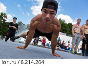 Спортсмен выполняет элемент горизонт на чемпионате мира по Street Workout 2014 на территории стадиона Лужники в рамках фестиваля экстремального спорта Moscow City Games в Москве. Редакционное фото, фотограф Николай Винокуров / Фотобанк Лори