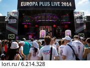 Вид на сцену ежегодного многочасовой опен-эйр проекта Europa Plus LIVE в на территории спортивного комплекса Лужники в городе Москве (2014 год). Редакционное фото, фотограф Николай Винокуров / Фотобанк Лори