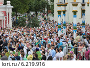 Сергиев Посад, Троице-Сергиева лавра. Паломники на праздновании 700-летия со дня рождения преподобного Сергия Радонежского (2014 год). Редакционное фото, фотограф Игорь Долгов / Фотобанк Лори
