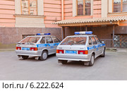 Полицейские патрульные машины "Лада-Самара" во дворе Михайловского замка в Санкт-Петербурге (2014 год). Редакционное фото, фотограф Иван Марчук / Фотобанк Лори