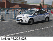 Машина ГИБДД на спецтрассе стоит возле Красной площади в Москве (2014 год). Редакционное фото, фотограф Алексей Голованов / Фотобанк Лори