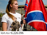 Активистка НОД - Мария держит флаг Новороссии на митинге в поддержку Донбасса, Новороссии под названием "Битва за Донецкую Русь!", 2 августа 2014. Редакционное фото, фотограф Николай Винокуров / Фотобанк Лори