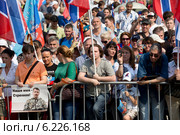 Люди участвуют в митинге в поддержку Донбасса, Новороссии под названием "Битва за Донецкую Русь!", 2 августа 2014. Редакционное фото, фотограф Николай Винокуров / Фотобанк Лори